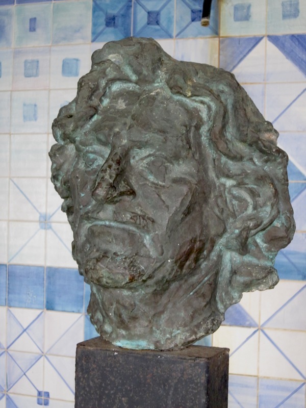 Sitio bust of Roberto Burle Marx