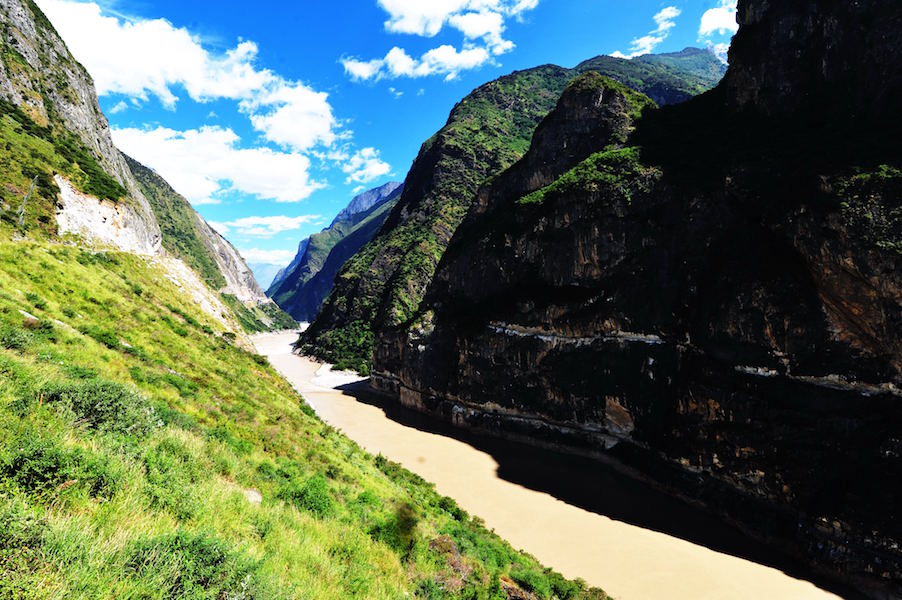 Tiger Leaping Gorge - the world's deepest gorge on the way to Shangri-La